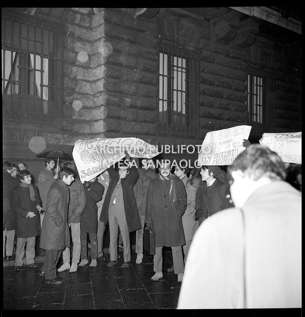Contestazioni fuori dal Teatro alla Scala la sera dell'inaugurazione della stagione lirica 1968-1969