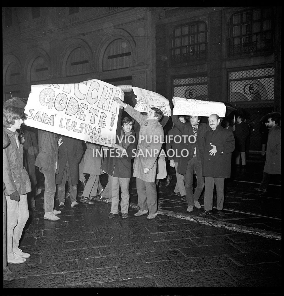 Contestazioni fuori dal Teatro alla Scala la sera dell'inaugurazione della stagione lirica 1968-1969