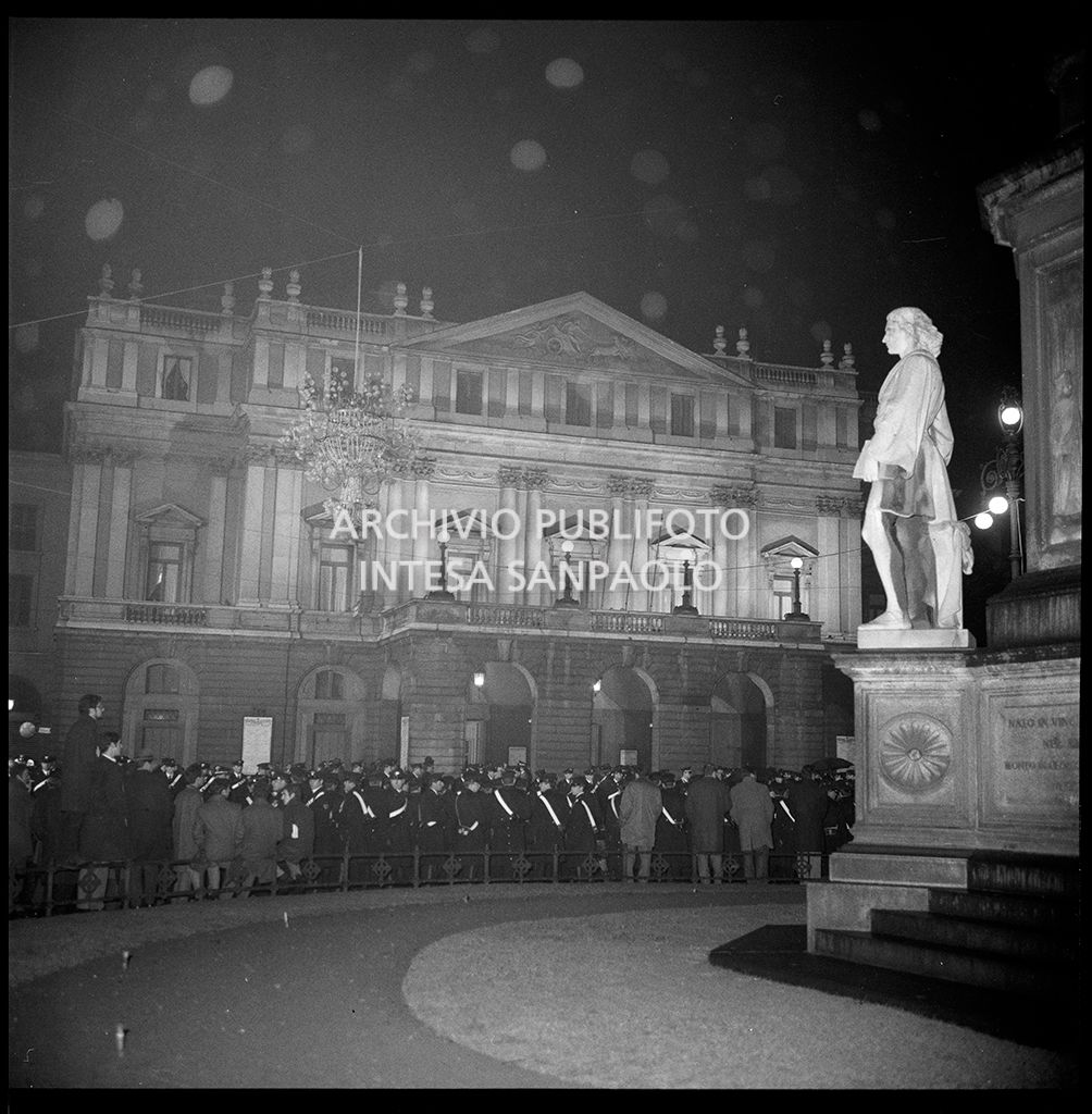 Contestazioni fuori dal Teatro alla Scala la sera dell'inaugurazione della stagione lirica 1968-1969