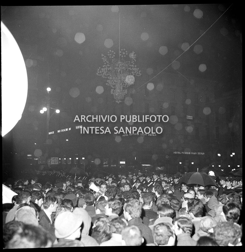 Contestazioni fuori dal Teatro alla Scala la sera dell'inaugurazione della stagione lirica 1968-1969