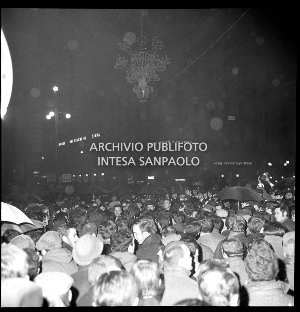 Contestazioni fuori dal Teatro alla Scala la sera dell'inaugurazione della stagione lirica 1968-1969