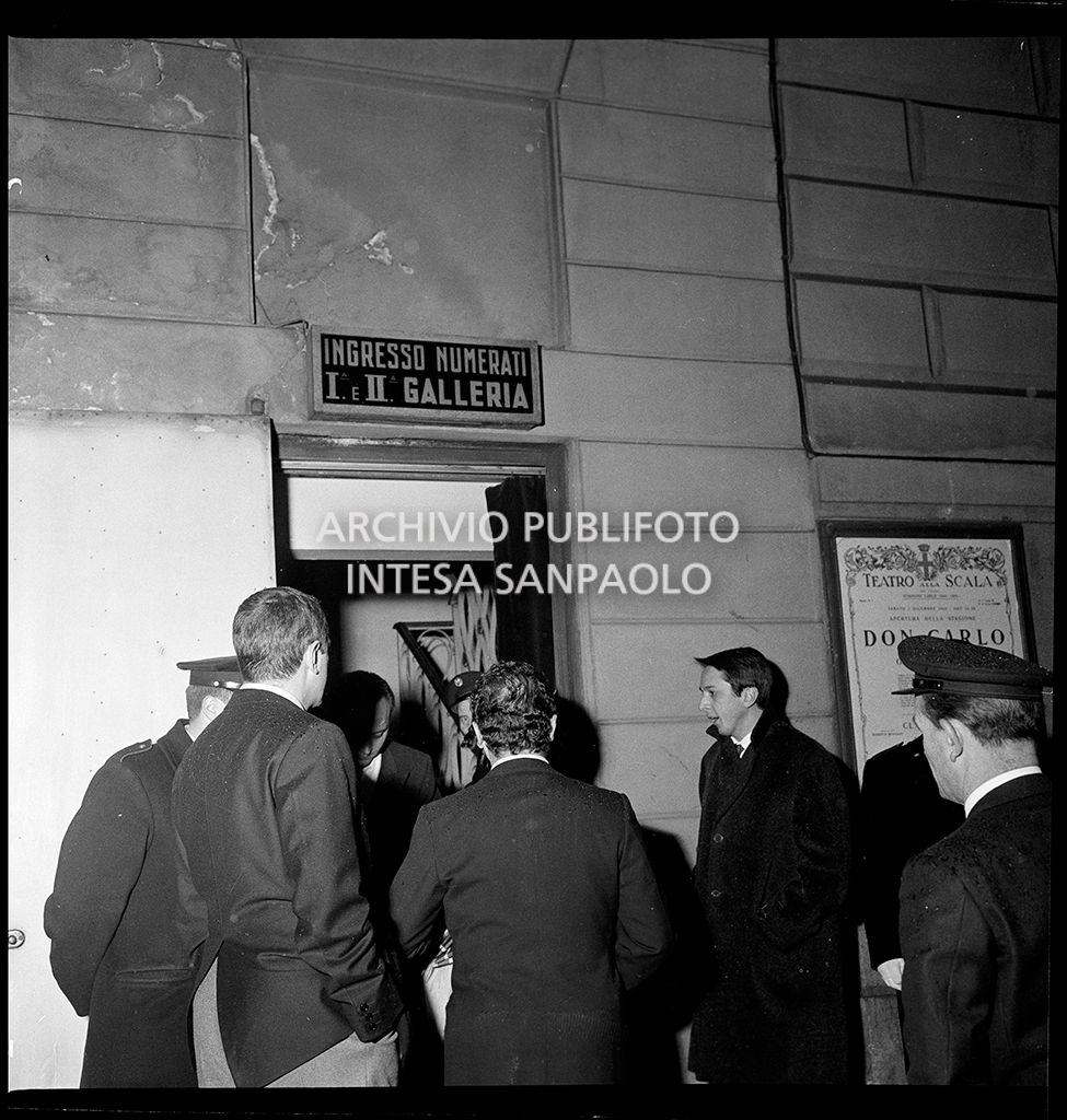 Contestazioni fuori dal Teatro alla Scala la sera dell'inaugurazione della stagione lirica 1968-1969