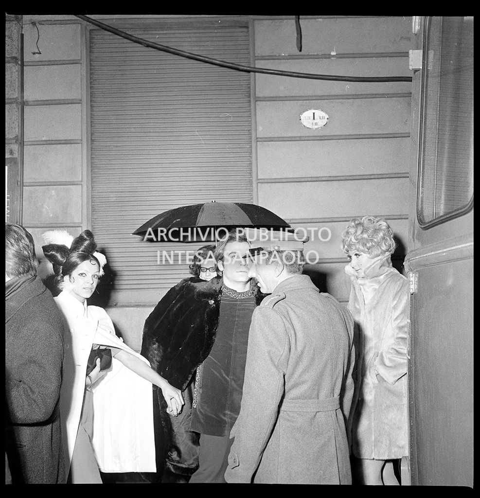 Contestazioni fuori dal Teatro alla Scala la sera dell'inaugurazione della stagione lirica 1968-1969