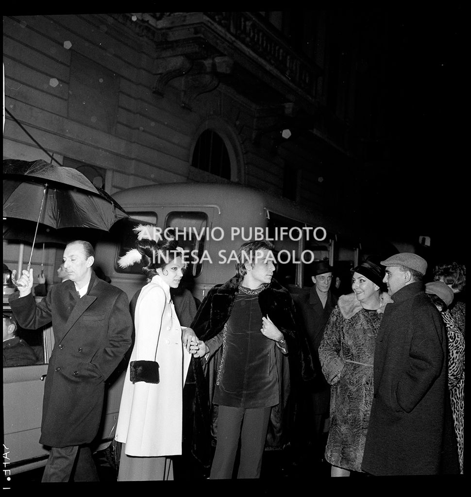 Contestazioni fuori dal Teatro alla Scala la sera dell'inaugurazione della stagione lirica 1968-1969