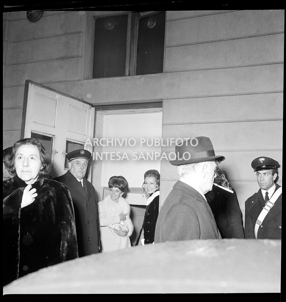 Contestazioni fuori dal Teatro alla Scala la sera dell'inaugurazione della stagione lirica 1968-1969