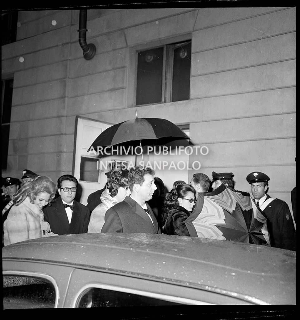 Contestazioni fuori dal Teatro alla Scala la sera dell'inaugurazione della stagione lirica 1968-1969