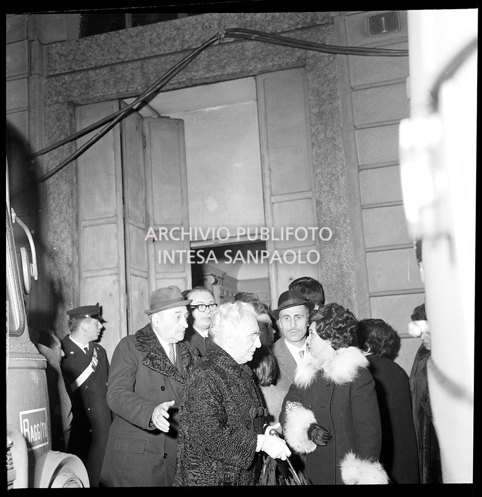 Contestazioni fuori dal Teatro alla Scala la sera dell'inaugurazione della stagione lirica 1968-1969