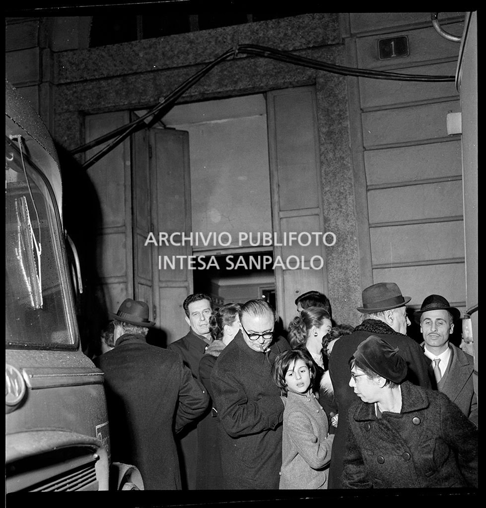 Contestazioni fuori dal Teatro alla Scala la sera dell'inaugurazione della stagione lirica 1968-1969