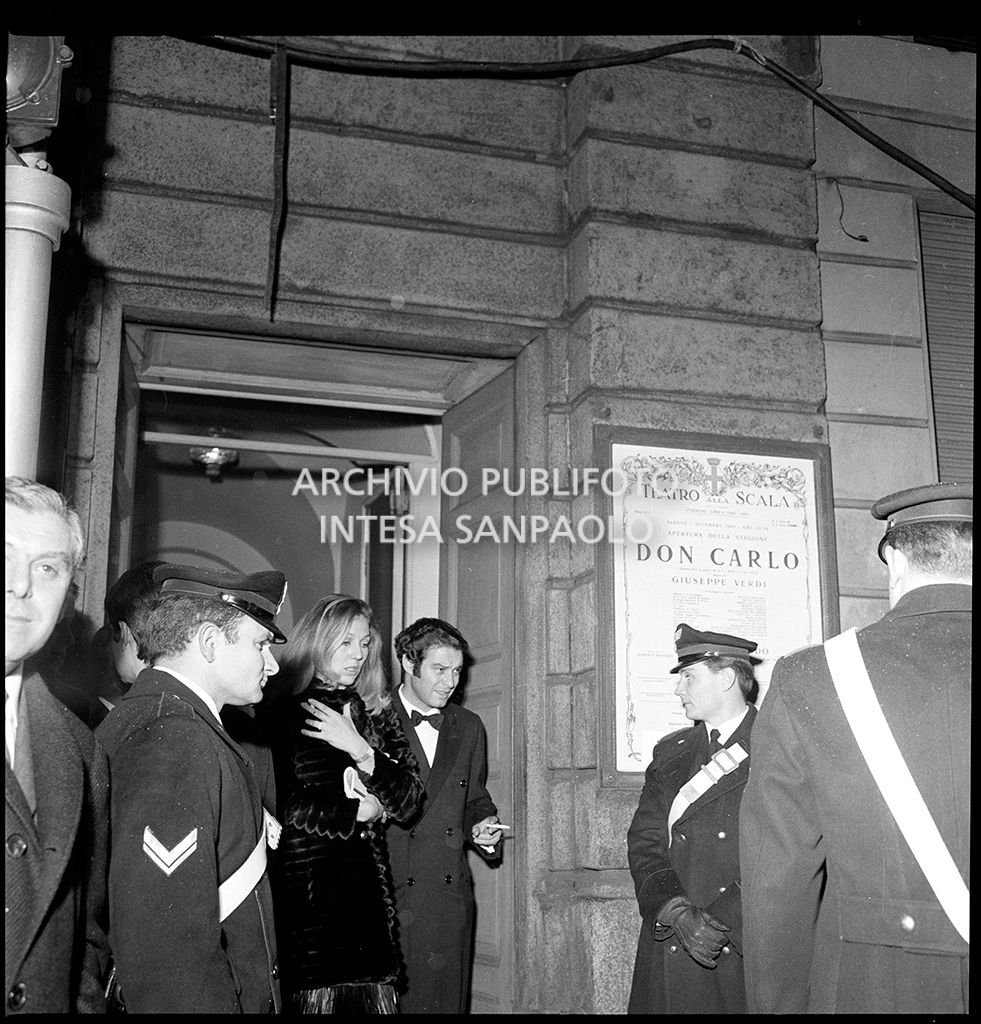 Contestazioni fuori dal Teatro alla Scala la sera dell'inaugurazione della stagione lirica 1968-1969