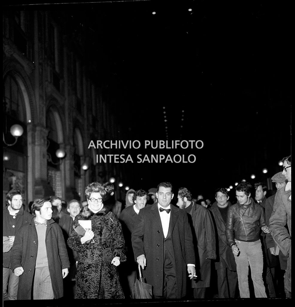Contestazioni fuori dal Teatro alla Scala la sera dell'inaugurazione della stagione lirica 1968-1969