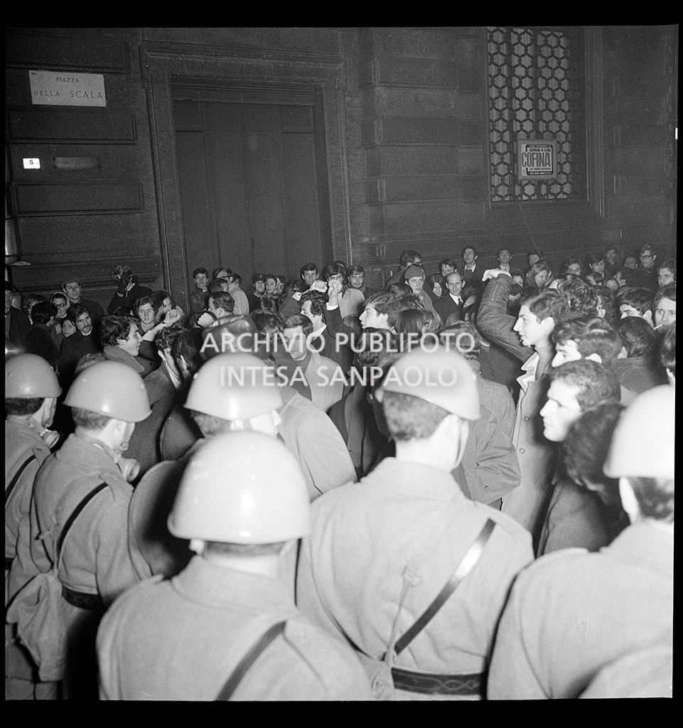 Contestazioni fuori dal Teatro alla Scala la sera dell'inaugurazione della stagione lirica 1968-1969