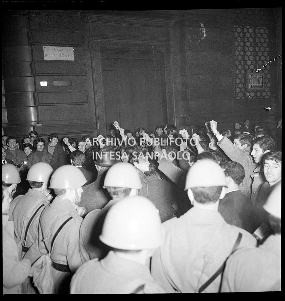 Contestazioni fuori dal Teatro alla Scala la sera dell'inaugurazione della stagione lirica 1968-1969