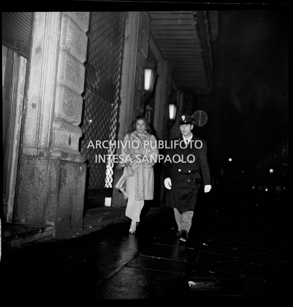 Contestazioni fuori dal Teatro alla Scala la sera dell'inaugurazione della stagione lirica 1968-1969