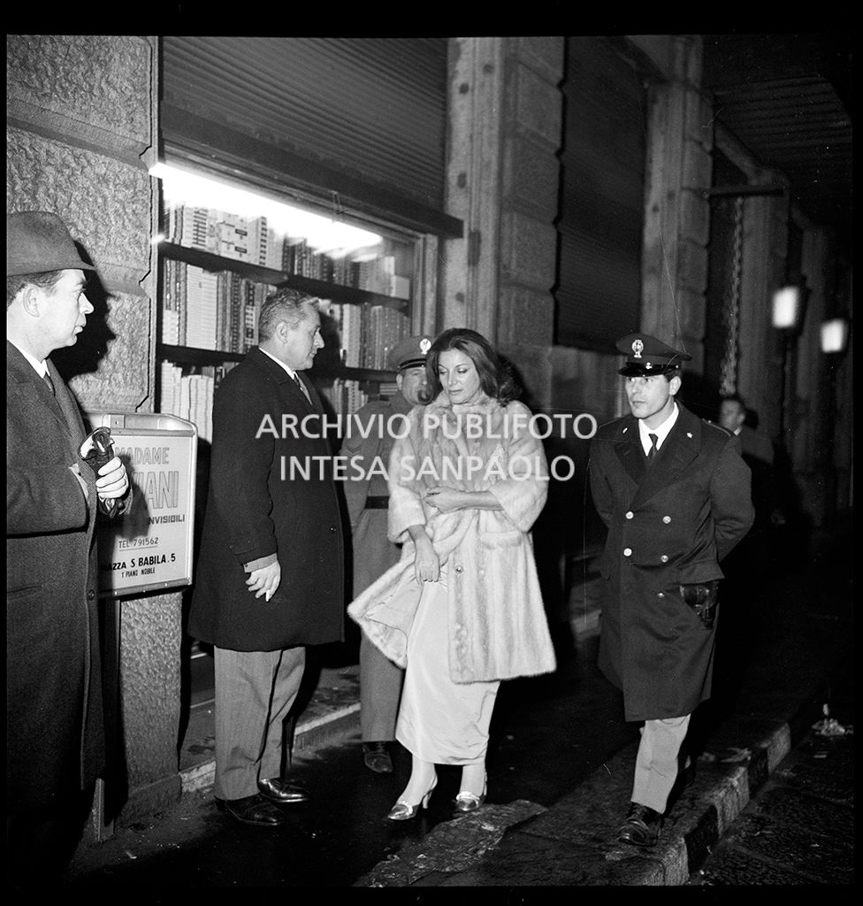 Contestazioni fuori dal Teatro alla Scala la sera dell'inaugurazione della stagione lirica 1968-1969