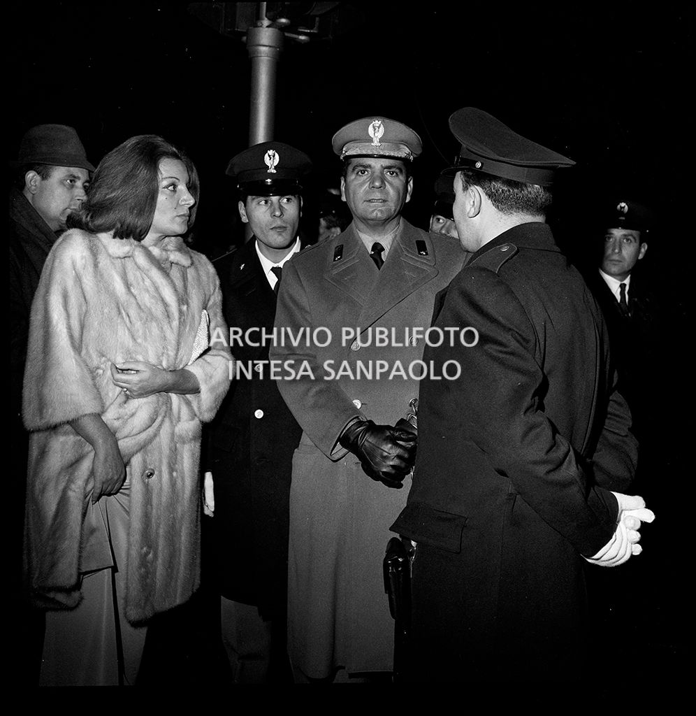 Contestazioni fuori dal Teatro alla Scala la sera dell'inaugurazione della stagione lirica 1968-1969