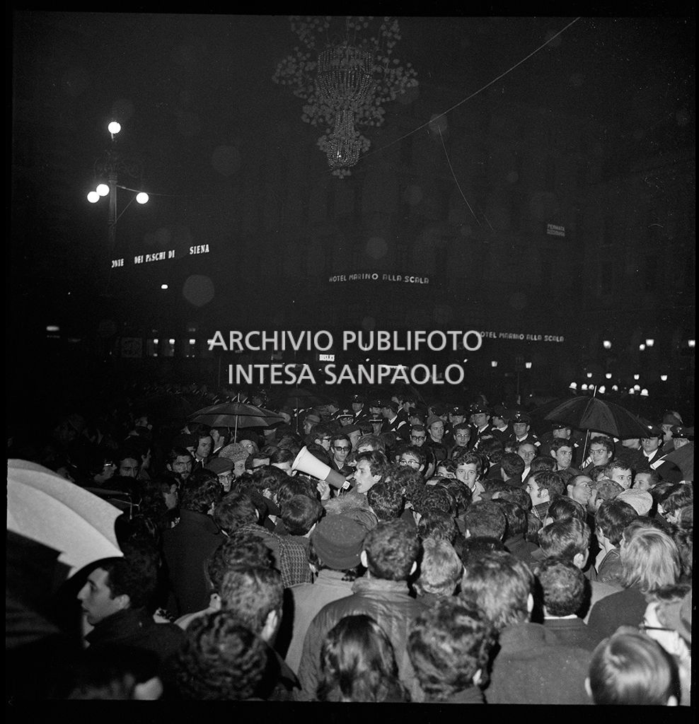 Contestazioni fuori dal Teatro alla Scala la sera dell'inaugurazione della stagione lirica 1968-1969