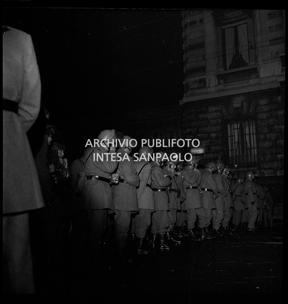 Contestazioni fuori dal Teatro alla Scala la sera dell'inaugurazione della stagione lirica 1968-1969