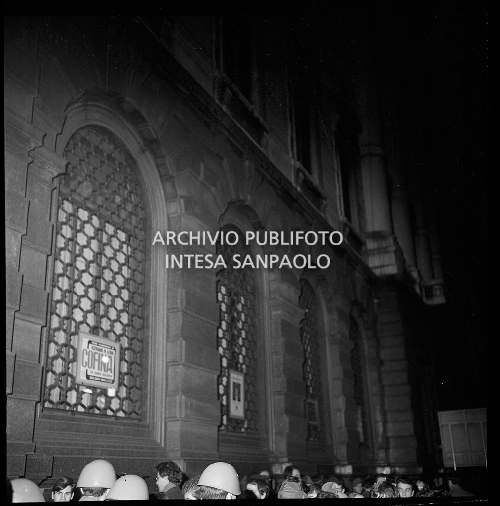 Contestazioni fuori dal Teatro alla Scala la sera dell'inaugurazione della stagione lirica 1968-1969