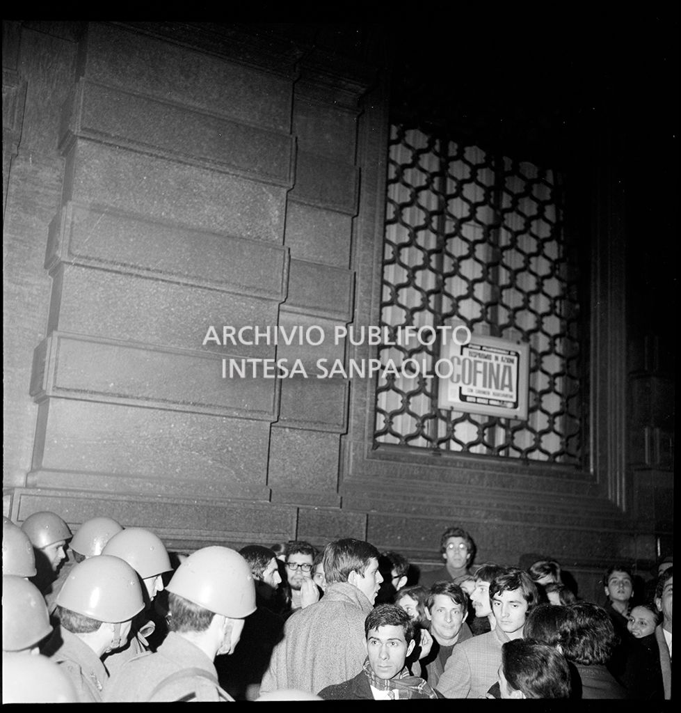 Contestazioni fuori dal Teatro alla Scala la sera dell'inaugurazione della stagione lirica 1968-1969