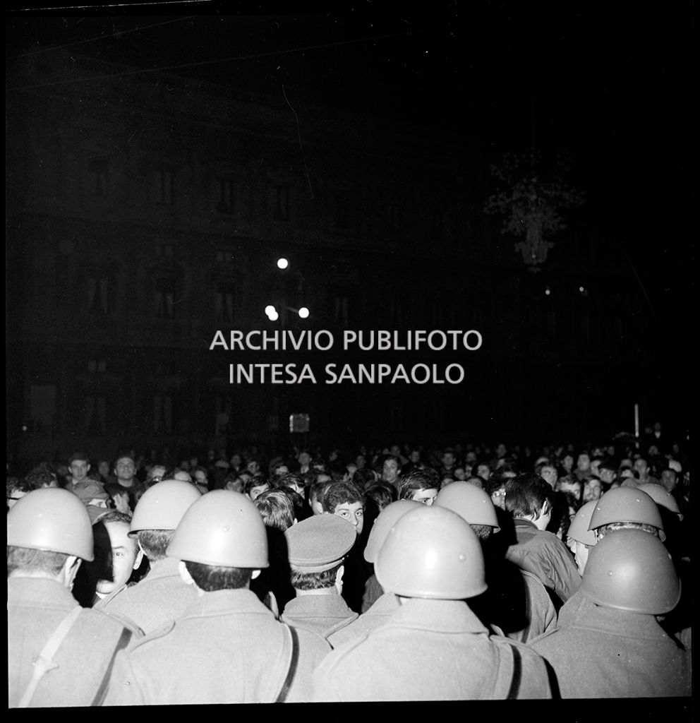 Contestazioni fuori dal Teatro alla Scala la sera dell'inaugurazione della stagione lirica 1968-1969