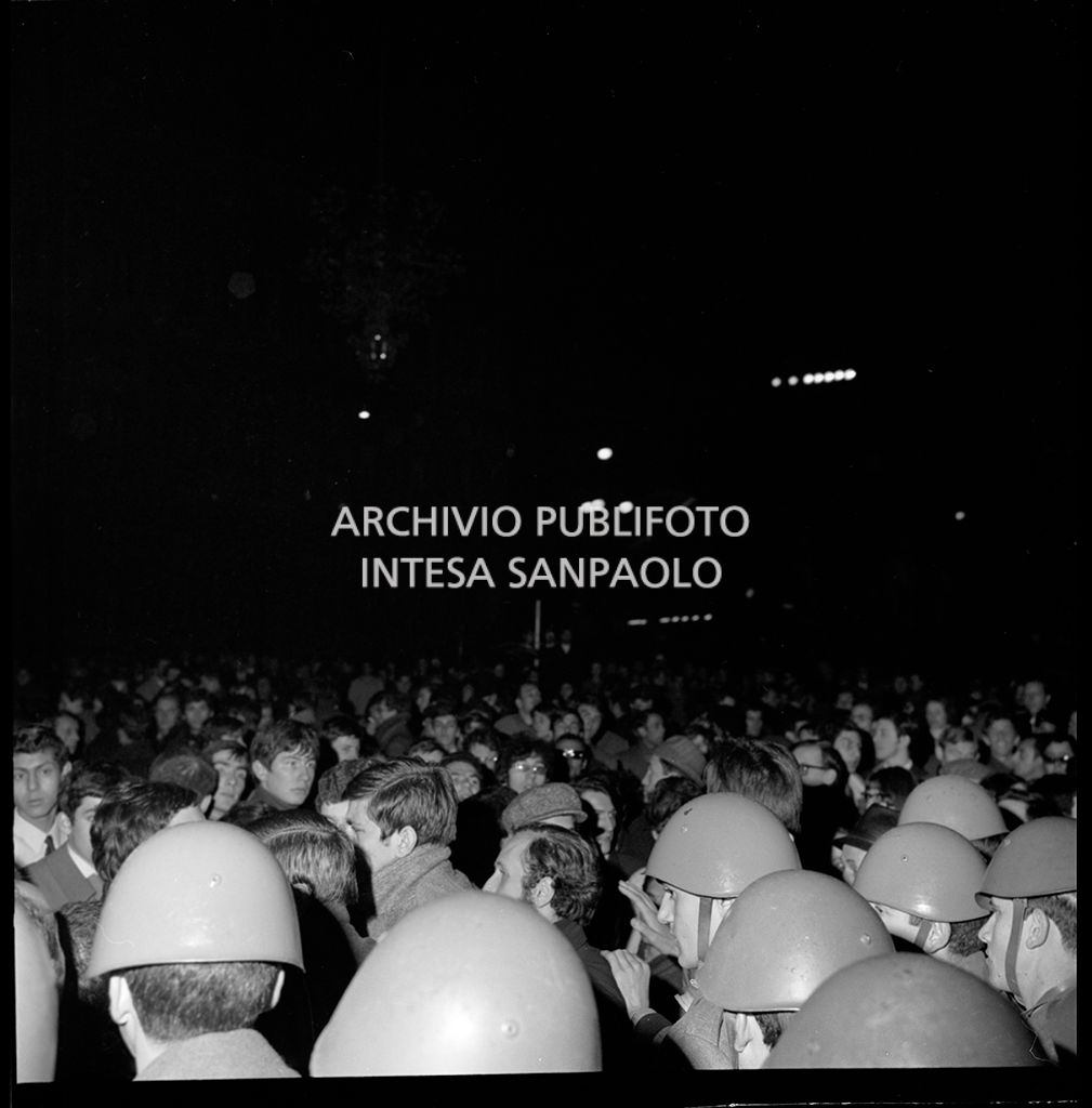 Contestazioni fuori dal Teatro alla Scala la sera dell'inaugurazione della stagione lirica 1968-1969