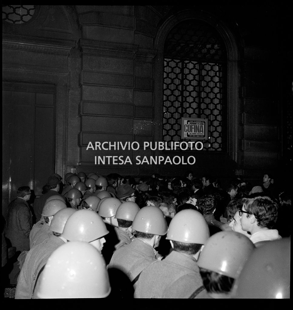 Contestazioni fuori dal Teatro alla Scala la sera dell'inaugurazione della stagione lirica 1968-1969