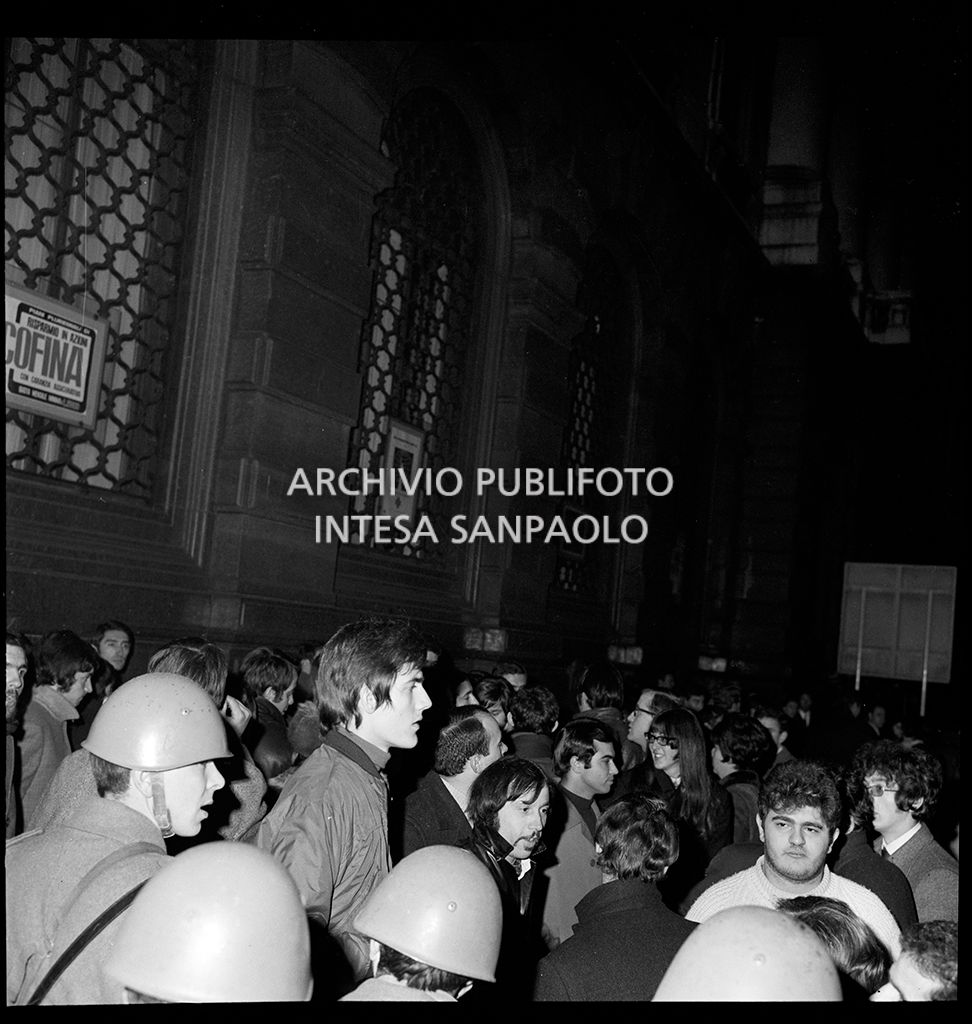 Contestazioni fuori dal Teatro alla Scala la sera dell'inaugurazione della stagione lirica 1968-1969