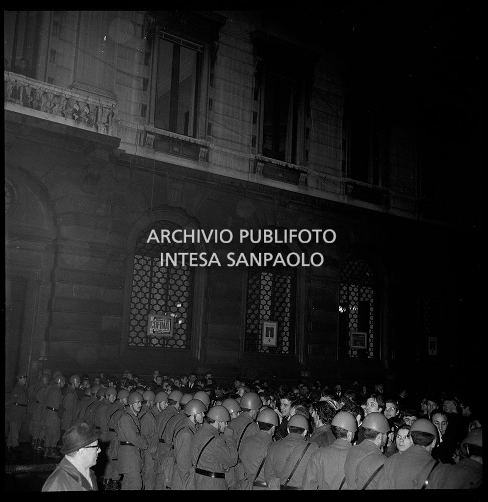 Contestazioni fuori dal Teatro alla Scala la sera dell'inaugurazione della stagione lirica 1968-1969