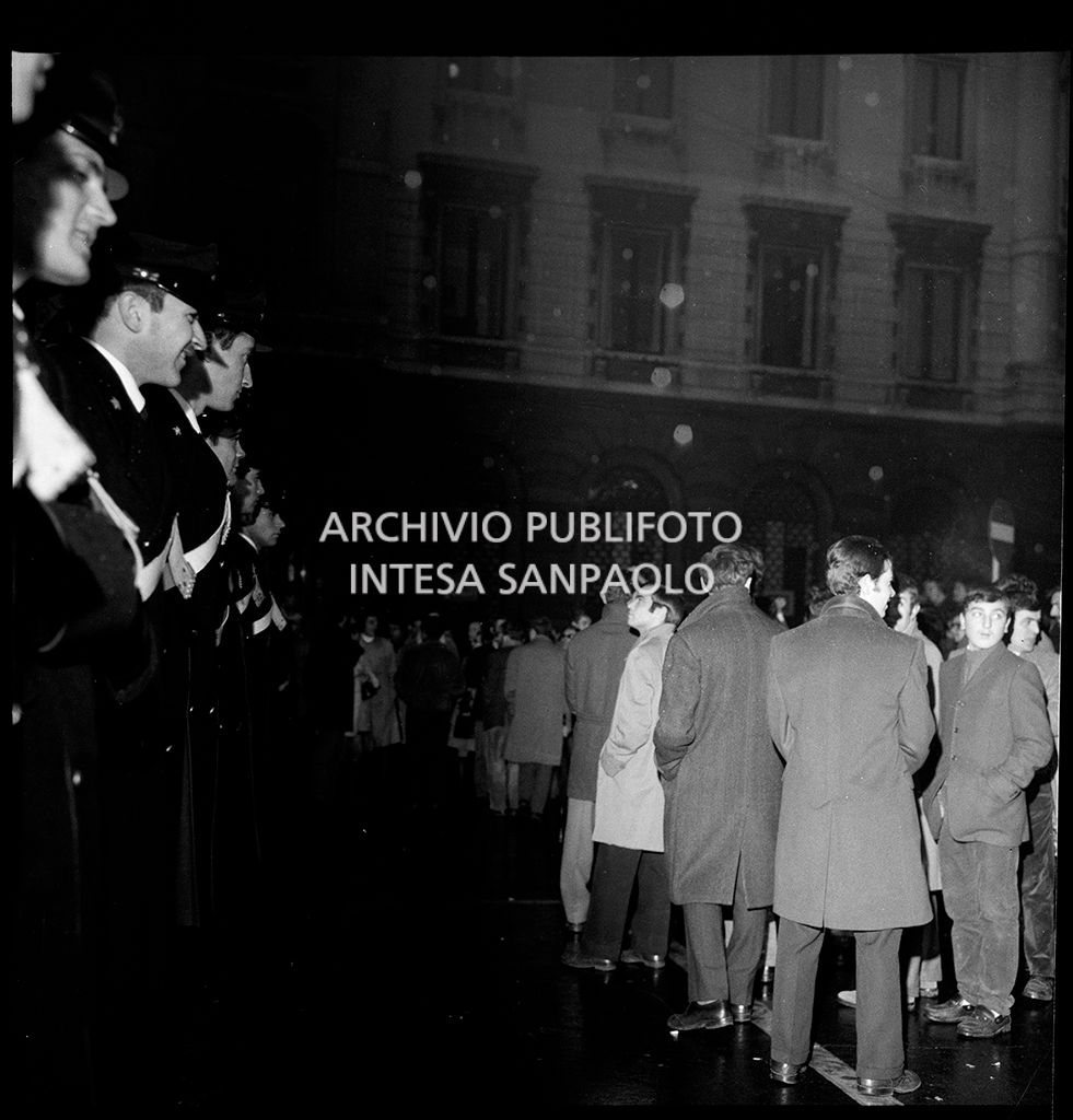 Contestazioni fuori dal Teatro alla Scala la sera dell'inaugurazione della stagione lirica 1968-1969