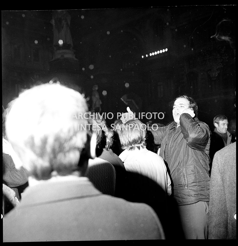Contestazioni fuori dal Teatro alla Scala la sera dell'inaugurazione della stagione lirica 1968-1969