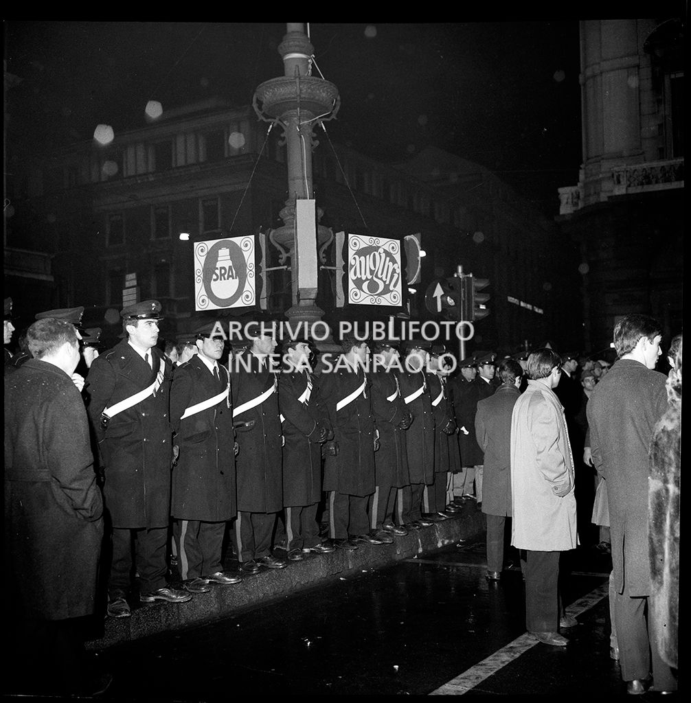 Contestazioni fuori dal Teatro alla Scala la sera dell'inaugurazione della stagione lirica 1968-1969
