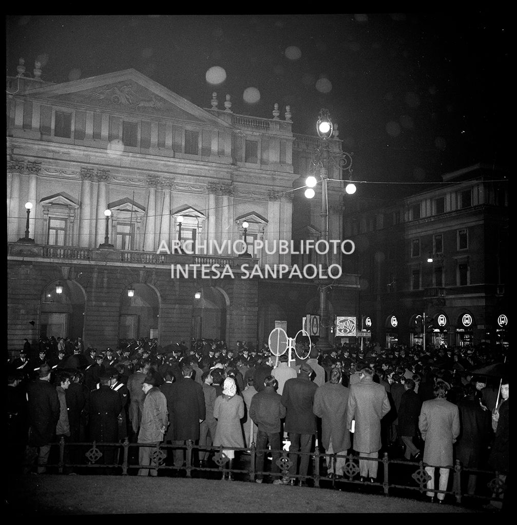Contestazioni fuori dal Teatro alla Scala la sera dell'inaugurazione della stagione lirica 1968-1969