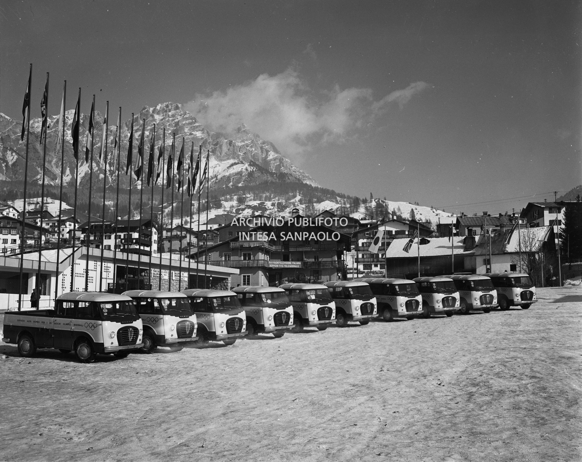 Furgoni Romeo della Alfa Romeo, a disposizione dei partecipanti ai VII Giochi olimpici invernali, schierati davanti allo Stadio del ghiaccio a Cortina d'Ampezzo