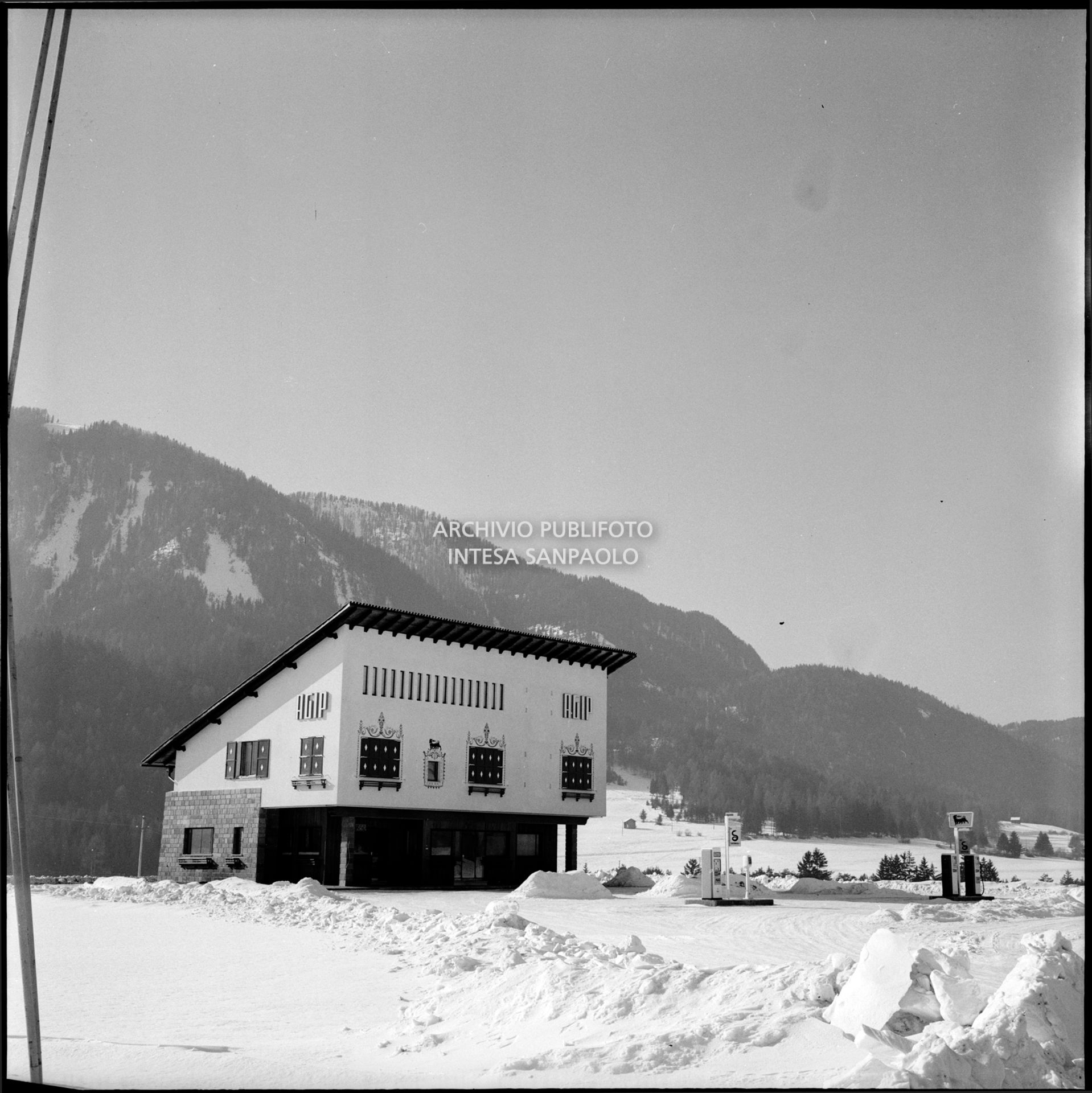Stazione di servizio Agip con bar nei pressi di Cortina d'Ampezzo