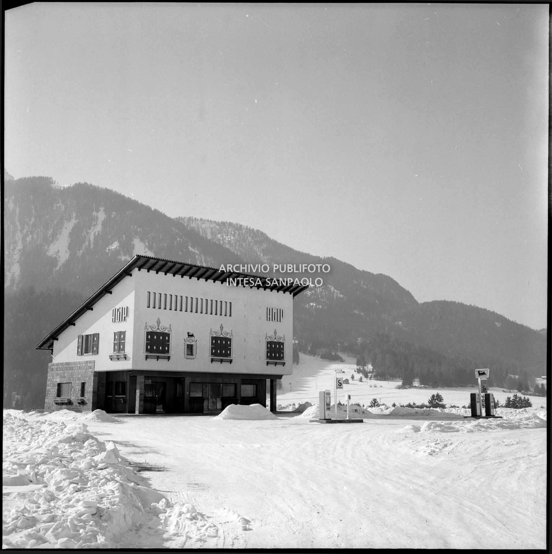 Stazione di servizio Agip con bar nei pressi di Cortina d'Ampezzo