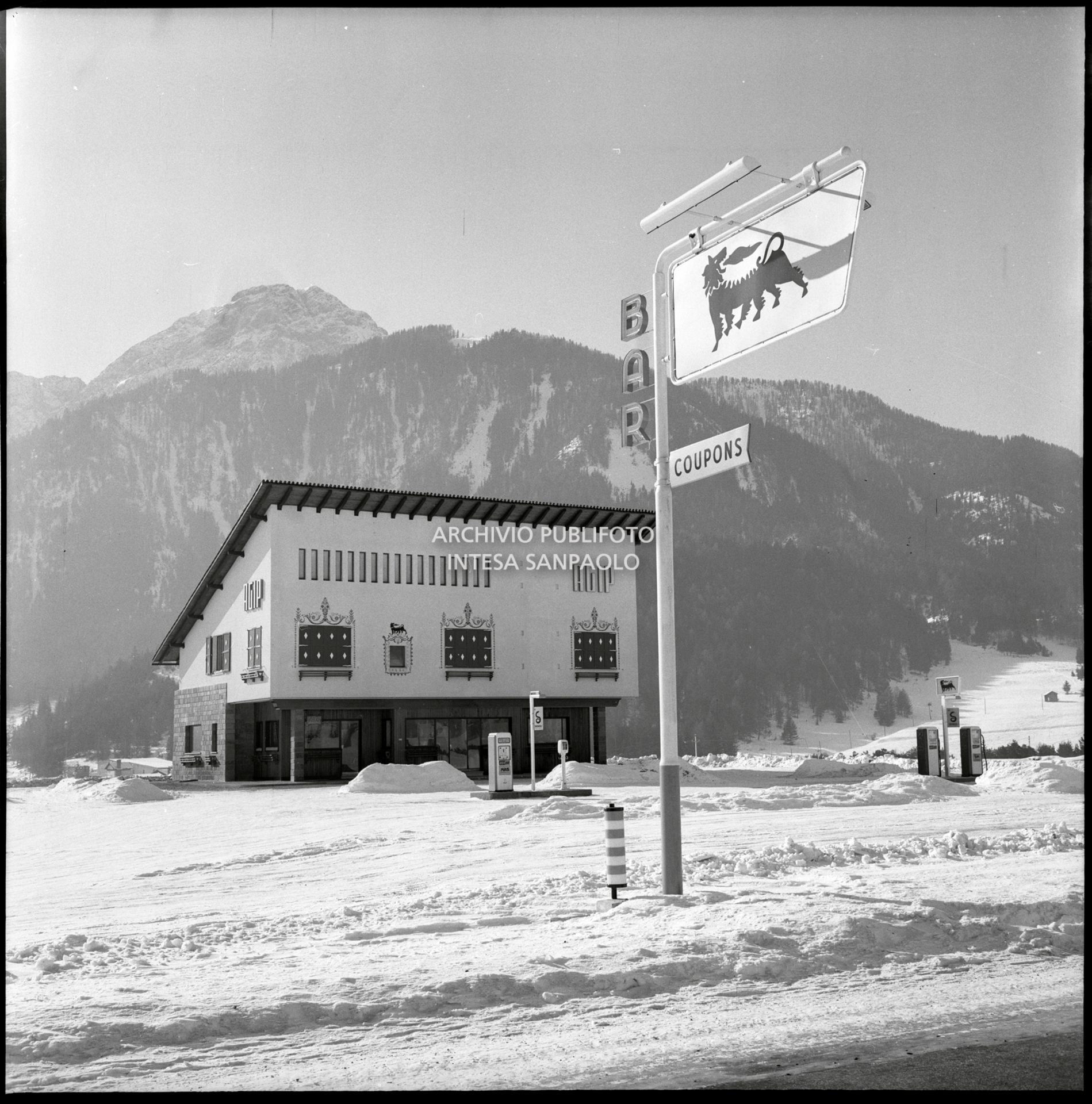 Stazione di servizio Agip con bar nei pressi di Cortina d'Ampezzo