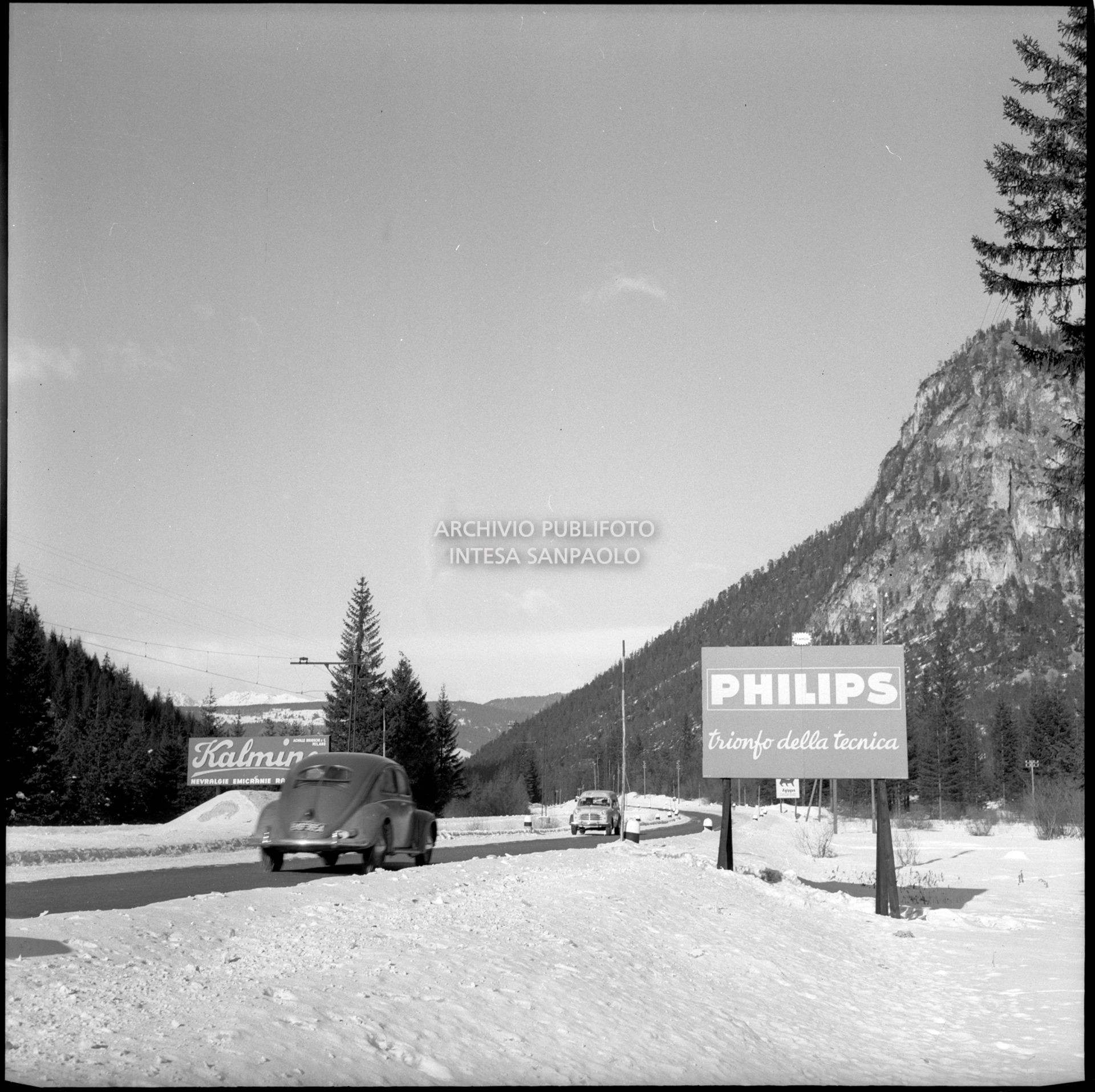 Cartelli pubblicitari Philips e Kalmine nei pressi di Cortina d'Ampezzo