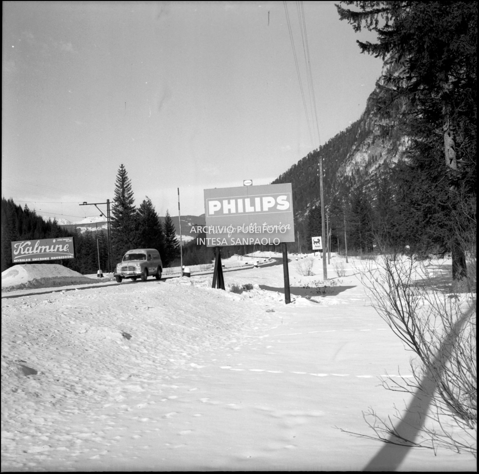 Cartelli pubblicitari Philips e Kalmine nei pressi di Cortina d'Ampezzo