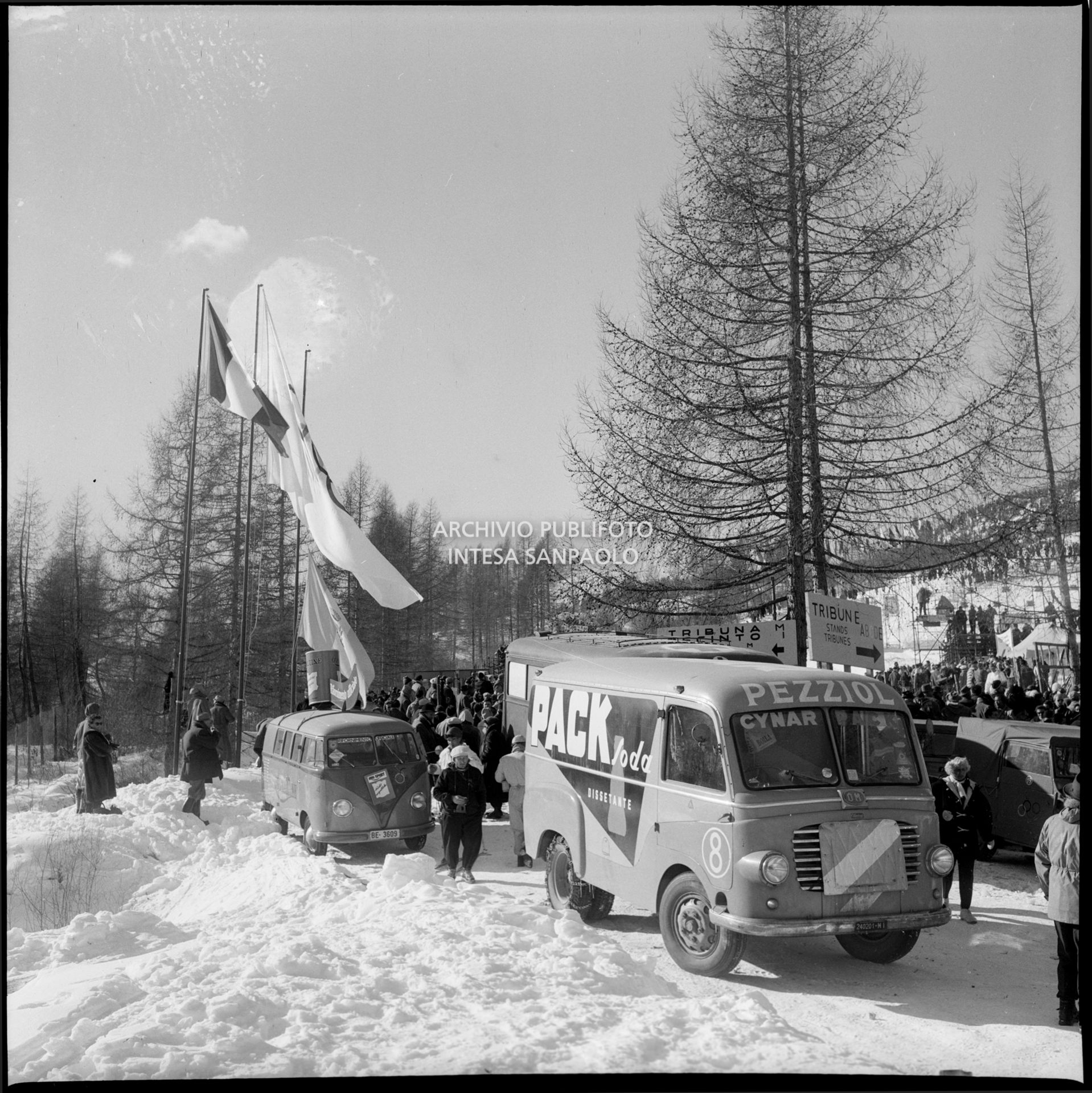 Furgoni pubblicizzano il Cynar Pezziol in prossimità delle piste di sci alpino durante i VII Giochi olimpici invernali a Cortina d'Ampezzo