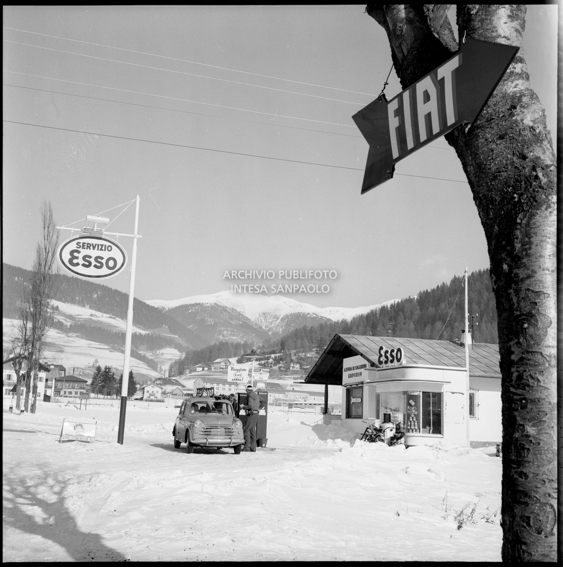 Una Fiat 1100/130 in rifornimento presso la stazione di servizio Esso nei dintorni di Dobbiaco