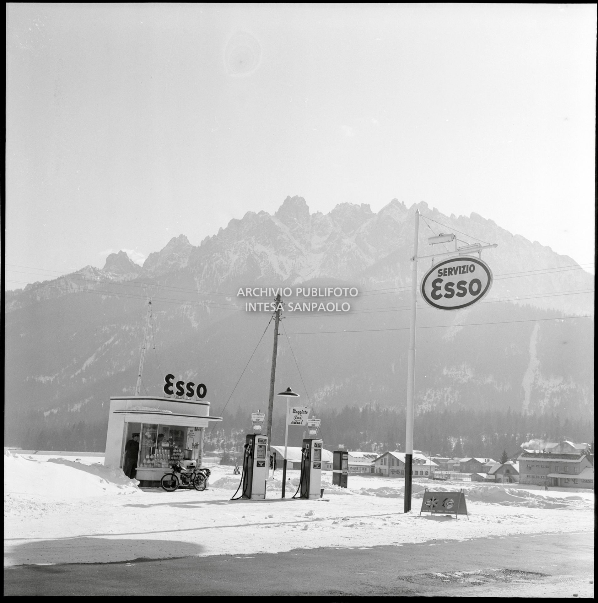 Stazione di servizio Esso nei dintorni di Dobbiaco; sullo sfondo la Cima Nove