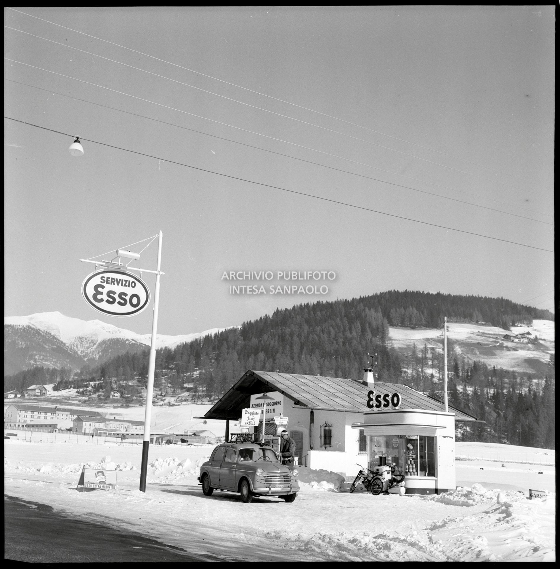 Una Fiat 1100/130 in rifornimento presso la stazione di servizio Esso nei dintorni di Dobbiaco