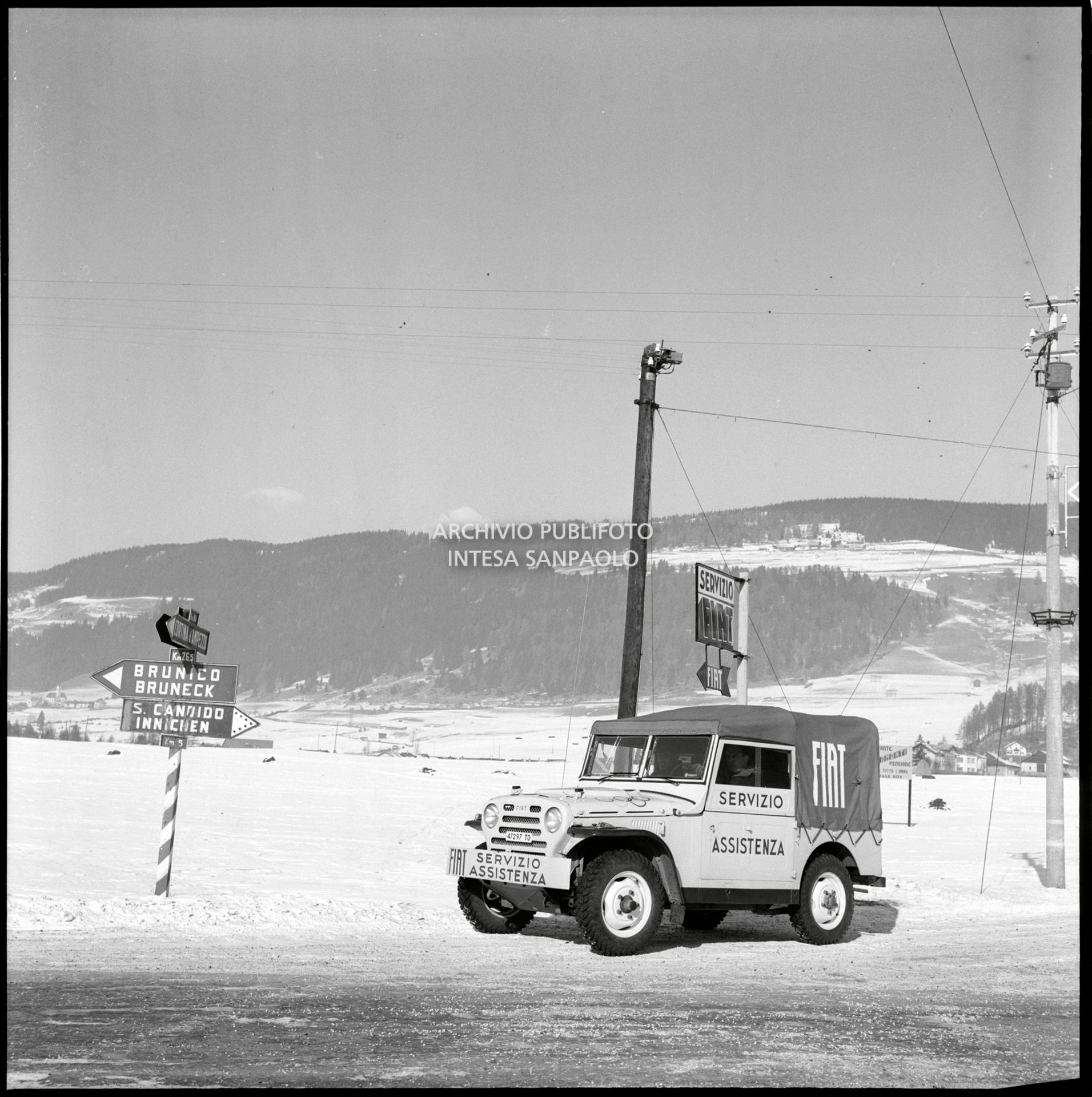 Una Fiat Campagnola del servizio assistenza Fiat attivato per i VII Giochi olimpici invernali di Cortina d'Ampezzo nei dintorni di Dobbiaco