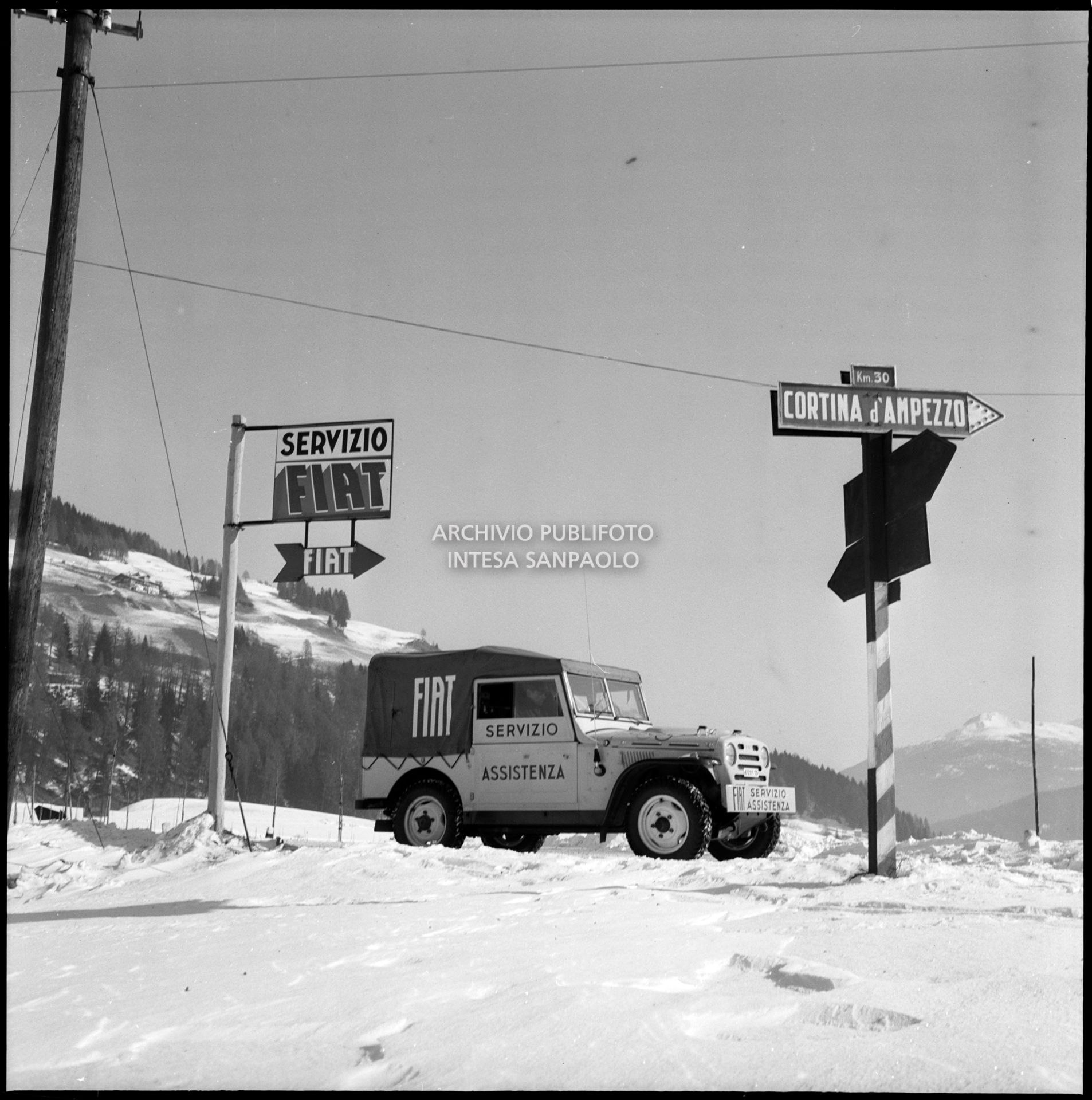 Una Fiat Campagnola del servizio assistenza Fiat attivato per i VII Giochi olimpici invernali di Cortina d'Ampezzo nei dintorni di Dobbiaco