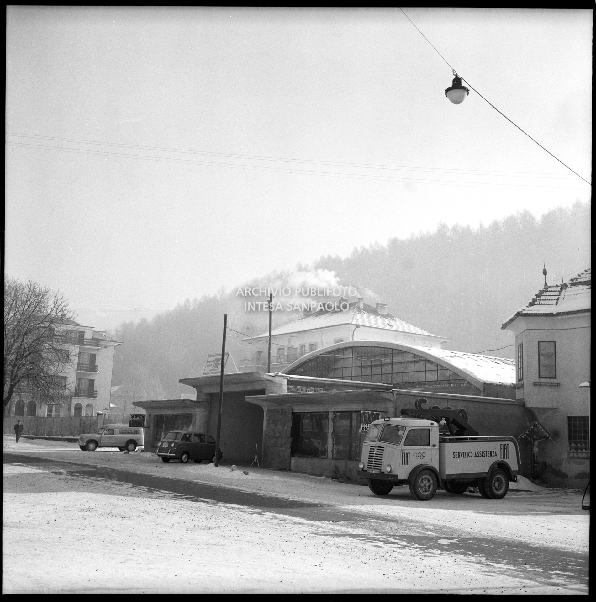 Mezzi del servizio assistenza Fiat attivato per i VII Giochi olimpici invernali di Cortina d'Ampezzo all'esterno della officina