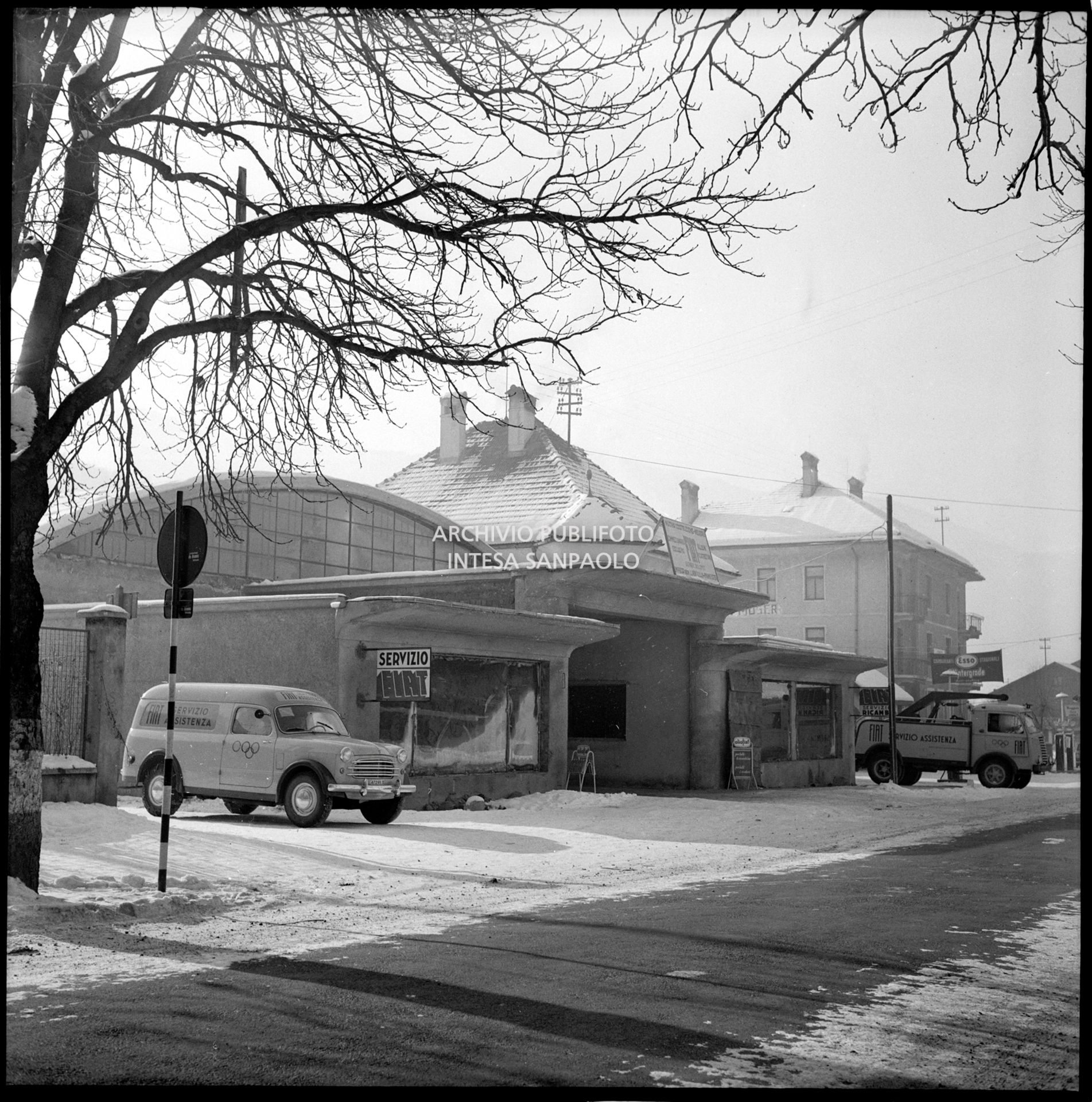 Mezzi del servizio assistenza Fiat attivato per i VII Giochi olimpici invernali di Cortina d'Ampezzo all'esterno della officina