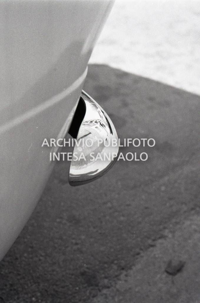 La scritta "Fotografare" riflessa nel parafango di un'automobile