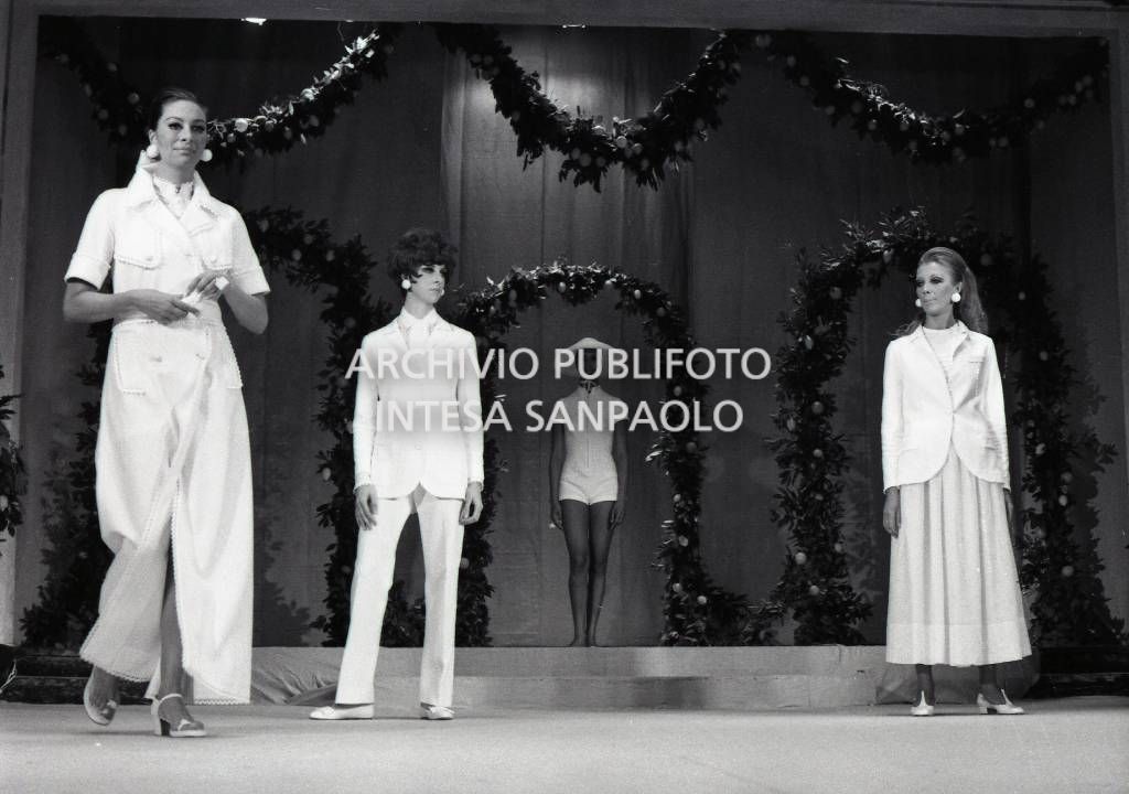 Un momento della sfilata Moda Mare 1968 a Capri