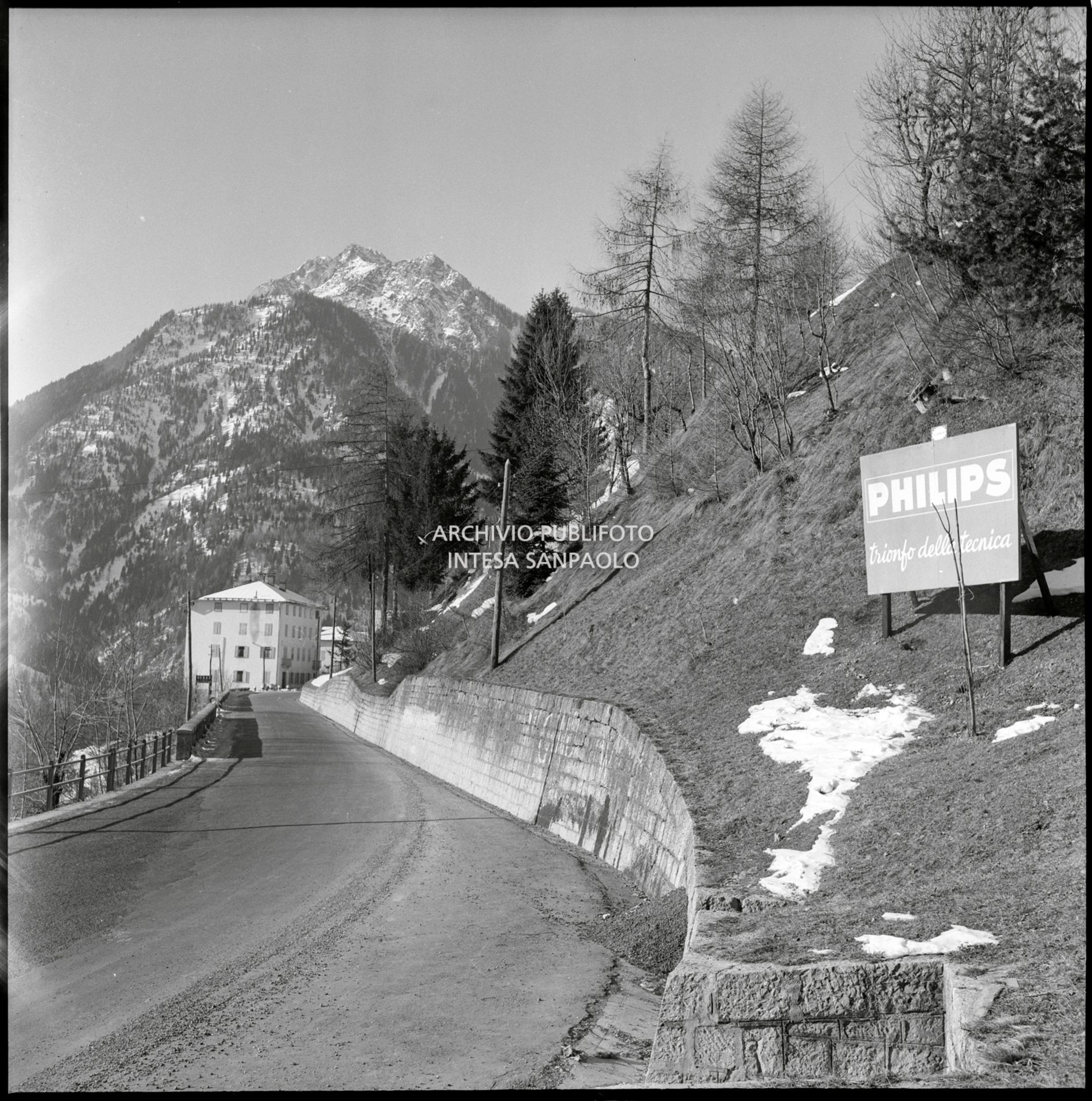 Cartello pubblicitario Philips TV situato lungo la strada per Cortina d'Ampezzo in prossimità di Venas di Cadore