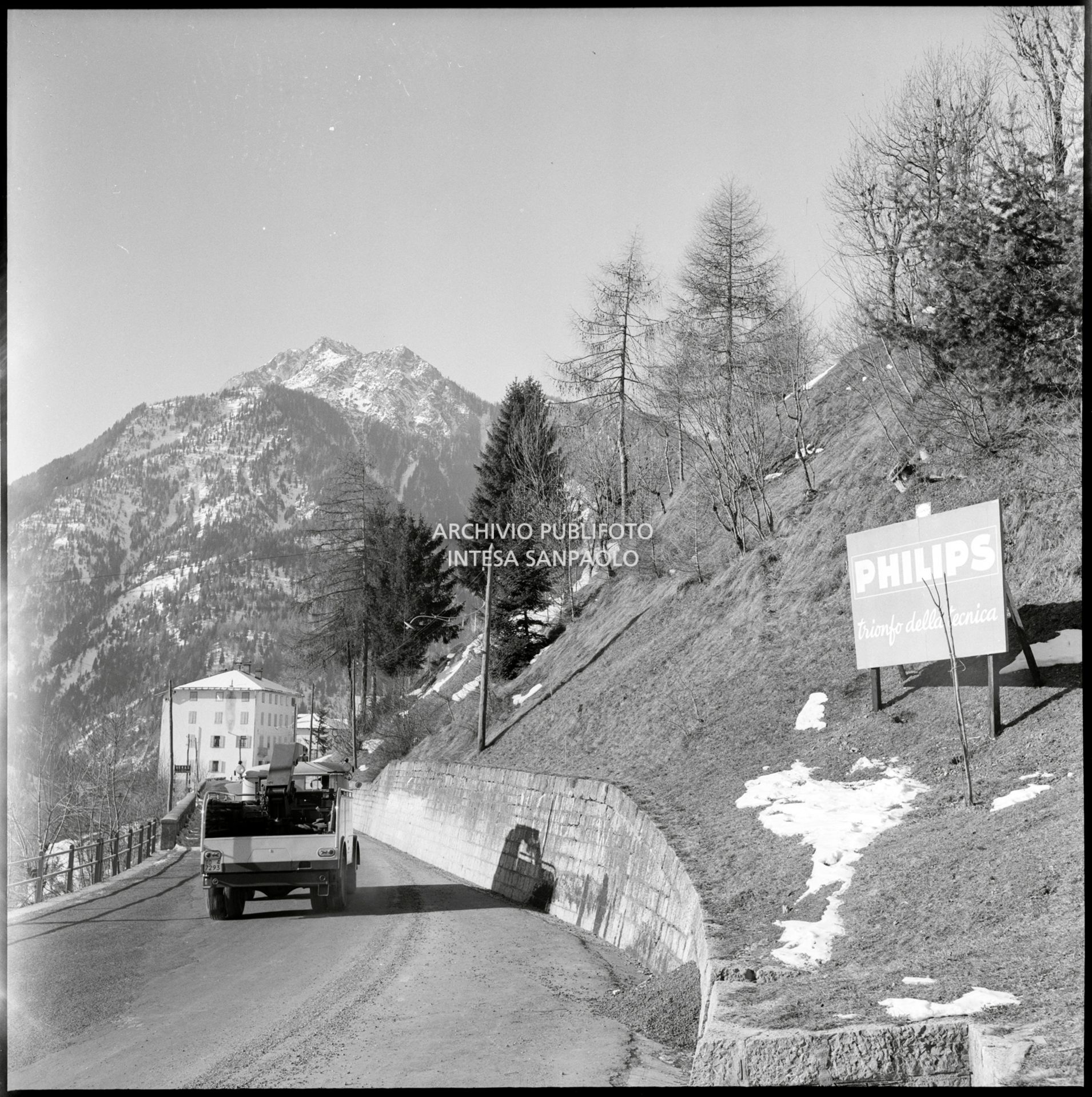 Cartello pubblicitario Philips TV situato lungo la strada per Cortina d'Ampezzo in prossimità di Venas di Cadore